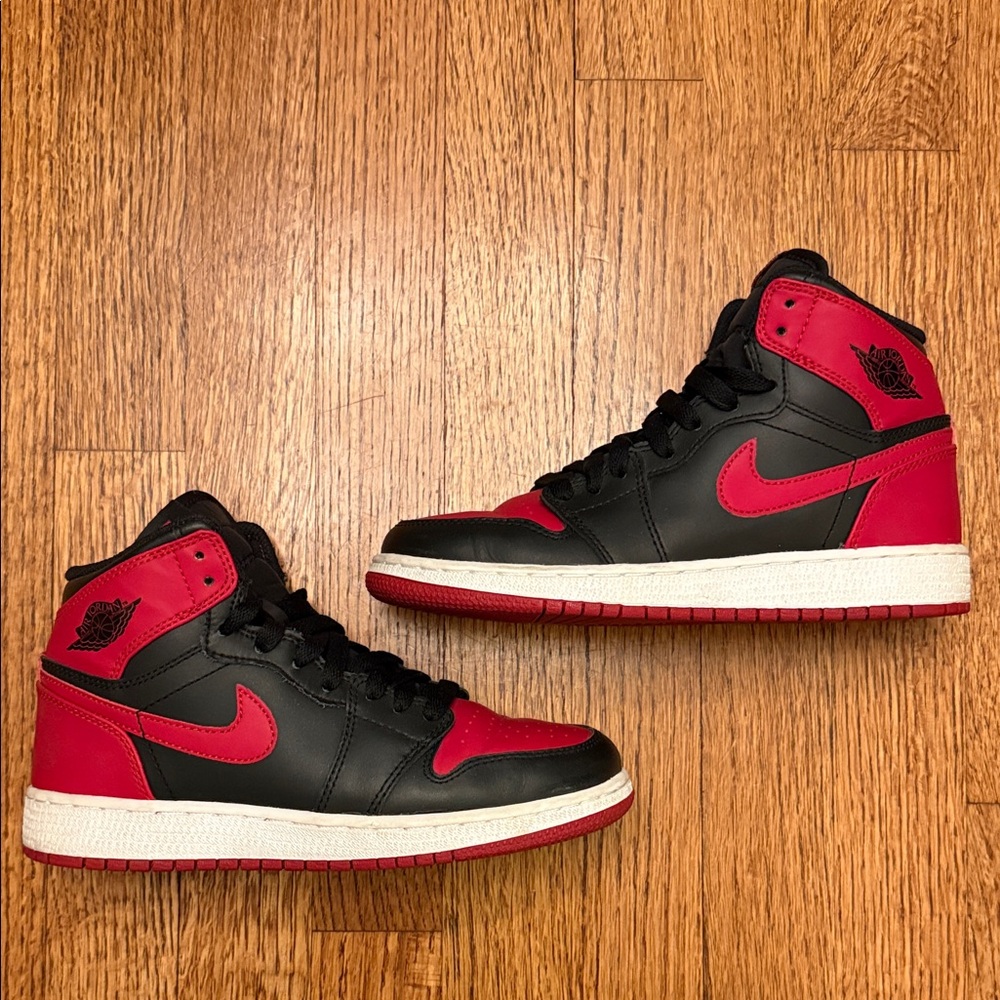 Jordan 1 Retro Bred 

Black/ Varsity Red-White 

SIZE: 4 (boys)
